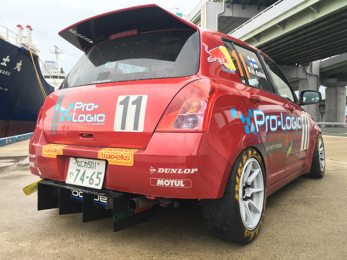 idatenworkz's tweet photo. たまには車の話でもしよっかな
今も昔も大好きなリアバンパーカット
これについて以前研究してたことがあってですね、キモはマフラー位置やと思うんすよ。

この写真は10年くらい前に作った11スイフトなんですがね、わざわざマフラーをバンパーギリまで寄せてワンオフしてるんですヨ

こうするとマスが寄るってんかな、スッキリするんですねぇ

ちなみにセンターだしマフラーもバンパーにめり込ませた方がまとまりが出てカッコいいとワタシは思いますハイ。
