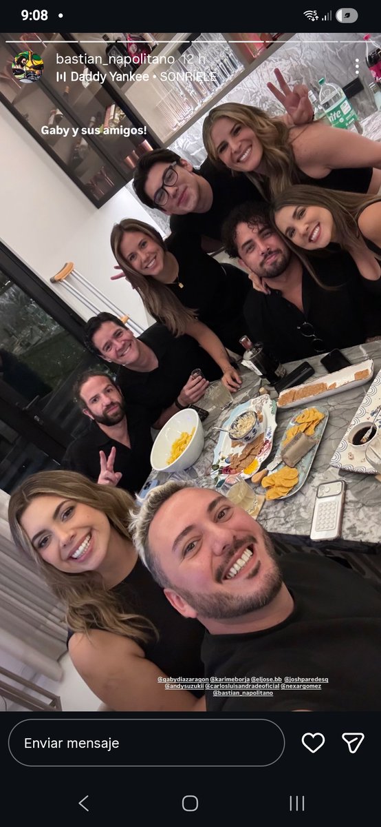 gmusica21's tweet photo. Creo que ya está más claro quienes estan en el grupito eses  #MCCelebrityEc 
Mara Queen no te juntes con la chusma JAJAJAJA https://t.co/O4vf4yrBiH