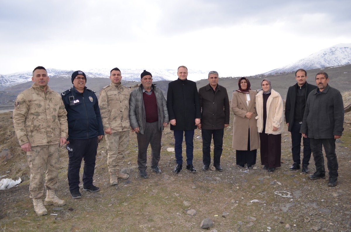 📍Şehit ve Gazi Ailelerine Ziyaret
Kaymakamımız Ömer Övünç KOŞANSU, ilçemizde yaşayan şehit ve gazi ailelerini evlerinde ziyaret ederek, istek ve ihtiyaçlarını dinlemeye devam ediyor.
Bu kapsamda Kaymakamımız Dokuzpınar Köyünde ikamet eden Kıbrıs gazisi Necmettin KIRMIZIYILDIZ