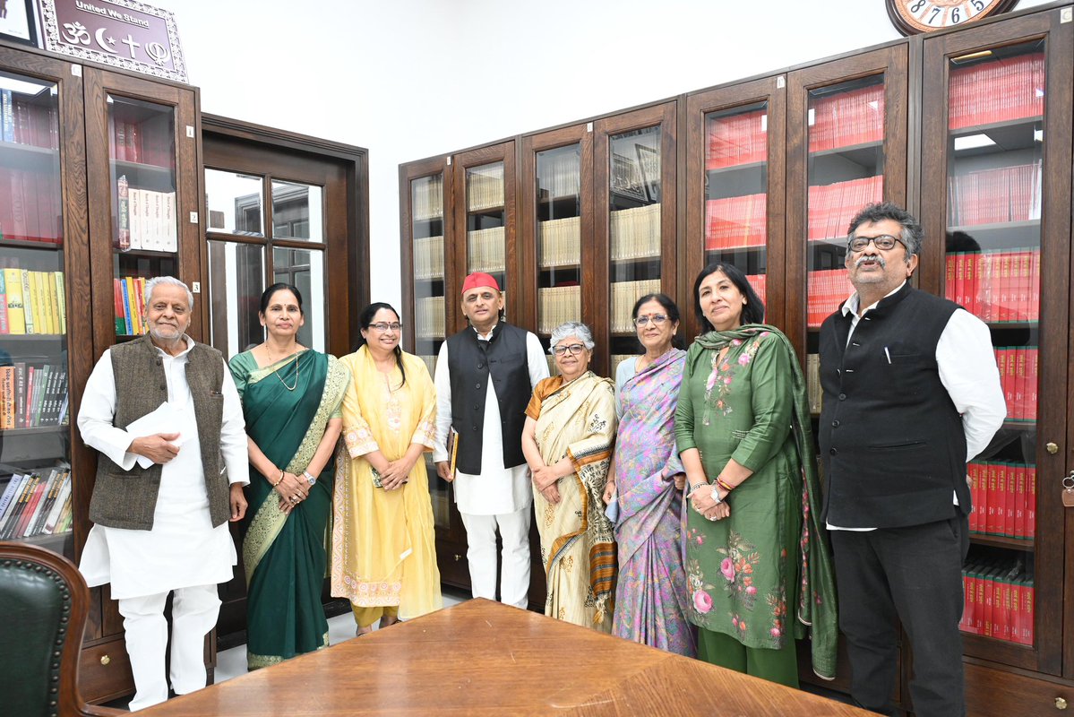 स्त्री की स्वतंत्रता एवं सशक्तीकरण में खेलों की भूमिका महत्वपूर्ण होती जा रही है। आज अगर महिलाओं के खेल के बारे में किताबें प्रकाशित होंगी तब ही तो कल नया इतिहास बनेगा।

लेखिका को शुभकामनाएँ!