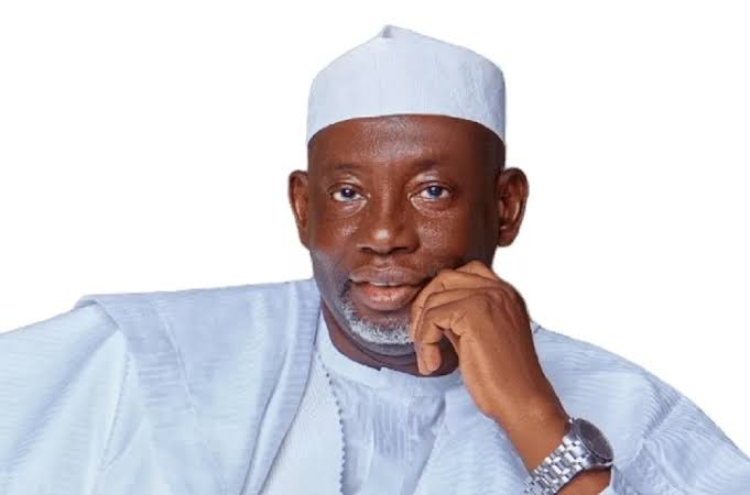 muslimnews_NG's tweet photo. Gov Umar Namadi @uanamadi of Jigawa takes custody of Walida Abdulhadi Ibrahim, allegedly abducted, defiled, and forcefully converted by DSS officer Ifeanyi Onyewuenyi, who reportedly fathered her child. Govenor assures justice through the courts. #JusticeForWalida #ActionGovernor https://t.co/XrOhomDjrz