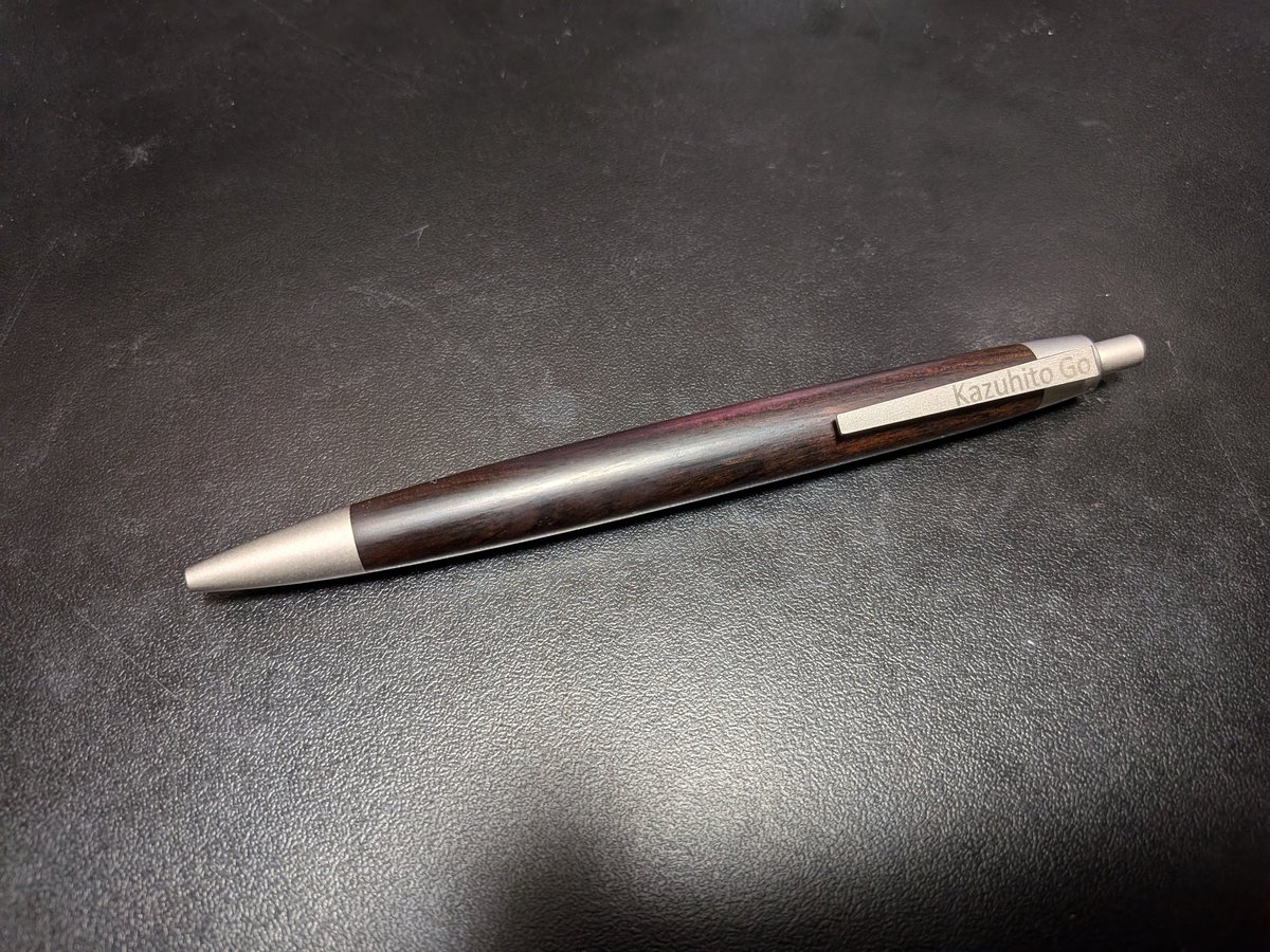 40にもなったので、ボールペンの一つでも拘ろうかと LAMY 2000 の