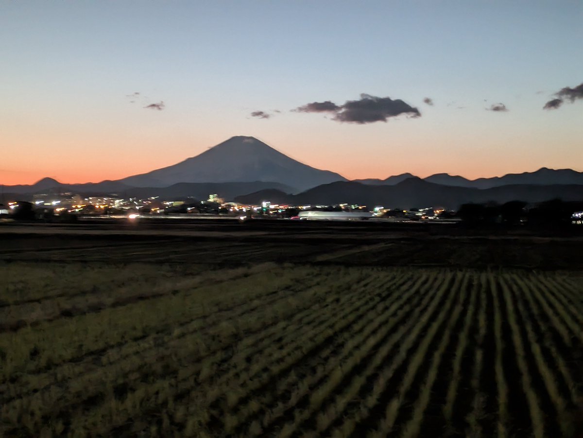 HumihiroYo7525's tweet photo. ゆっくりと夜が近づく時間。 静かな景色に心が整いますように。 今日もおつかれさまでした。
 #富士山 #静かな時間 https://t.co/6JGlAsESEi