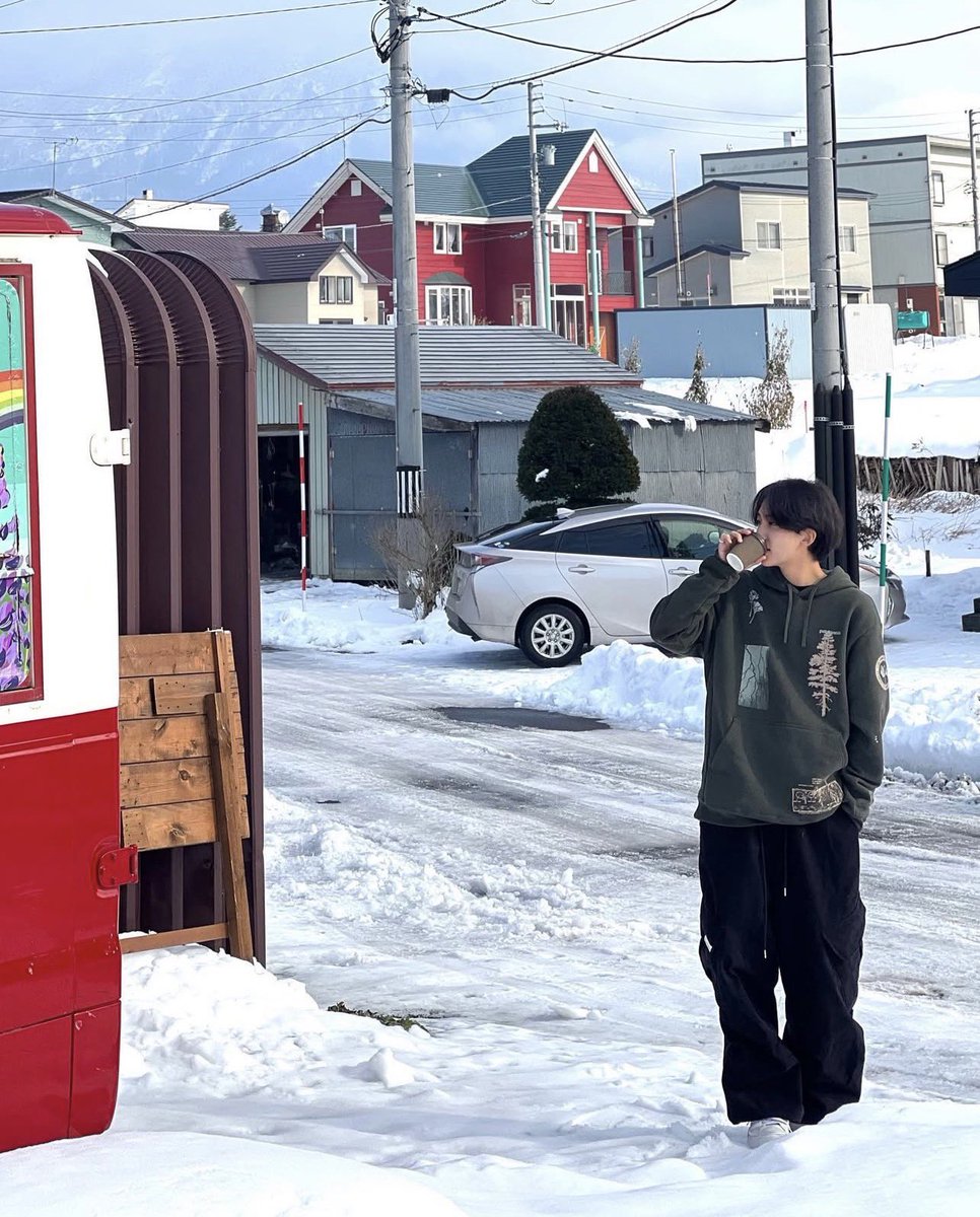 JEONGHAN GO TO POSE: DRINKING☕️