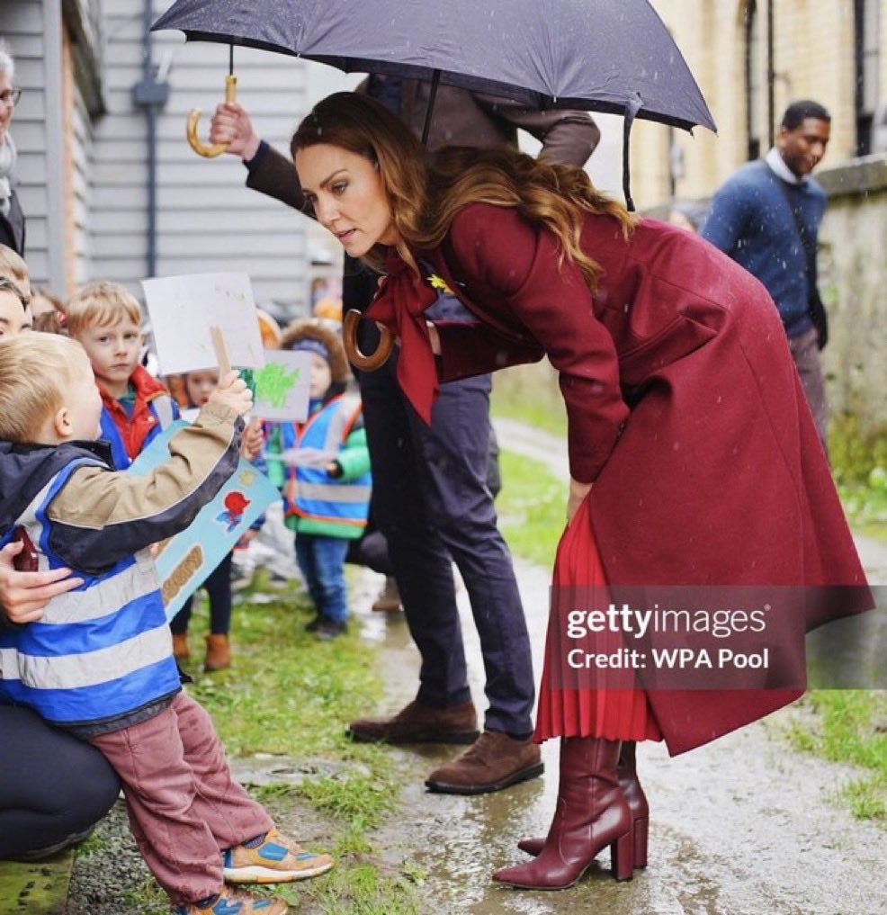 The Princess of Wales looking absolutely stunning in Burgundy today as she visits the county of Powys, in Wales, to celebrate their volunteer work 😍😮‍💨
   I need the scarf ASAP👌🏽
#PrincessofWales