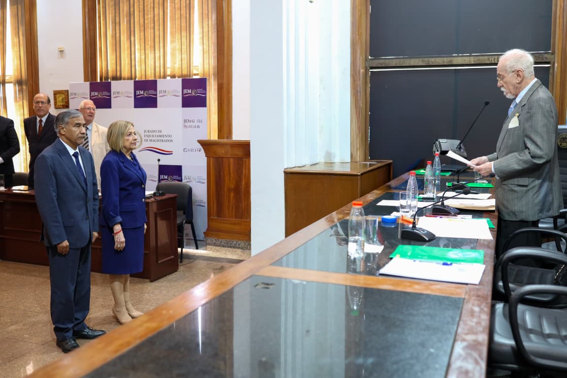 Jem_py's tweet photo. ⚖️ Toma de Juramento a los nuevos representantes del Jurado de Enjuiciamiento de Magistrados.
▪️Presidenta: Prof. Dra. Alicia Pucheta.
▪️Vicepresidente 1°: Ministro Prof. Dr. Manuel Ramírez Candia.
▪️Vicepresidente 2°: Ministro Prof. Dr. César Antonio Garay.
#JEMpy https://t.co/Lp4XZeAom1