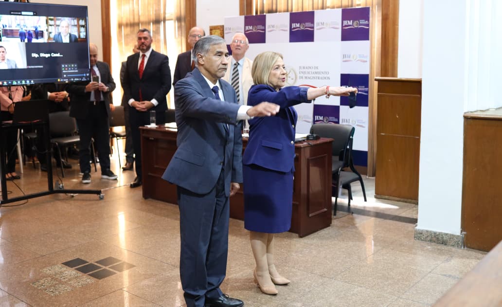Jem_py's tweet photo. ⚖️ Toma de Juramento a los nuevos representantes del Jurado de Enjuiciamiento de Magistrados.
▪️Presidenta: Prof. Dra. Alicia Pucheta.
▪️Vicepresidente 1°: Ministro Prof. Dr. Manuel Ramírez Candia.
▪️Vicepresidente 2°: Ministro Prof. Dr. César Antonio Garay.
#JEMpy https://t.co/Lp4XZeAom1