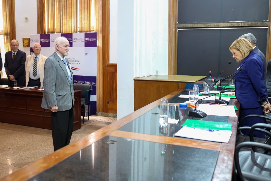 Jem_py's tweet photo. ⚖️ Toma de Juramento a los nuevos representantes del Jurado de Enjuiciamiento de Magistrados.
▪️Presidenta: Prof. Dra. Alicia Pucheta.
▪️Vicepresidente 1°: Ministro Prof. Dr. Manuel Ramírez Candia.
▪️Vicepresidente 2°: Ministro Prof. Dr. César Antonio Garay.
#JEMpy https://t.co/Lp4XZeAom1