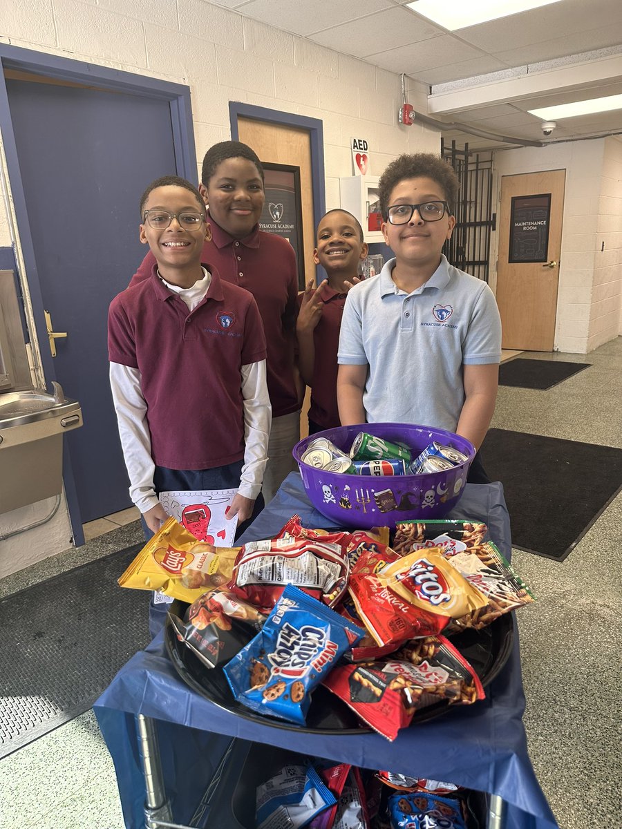 The #SASCS Middle School’s Sunshine Committee Treat Trolley was spotted making its rounds!

Thank you for putting a smile on your fellow #SASAtoms faces with a delicious afternoon pick me up! ☀️🍭⚛️

<a href="/CharterEmpire/">Empire Charter Consultants</a>