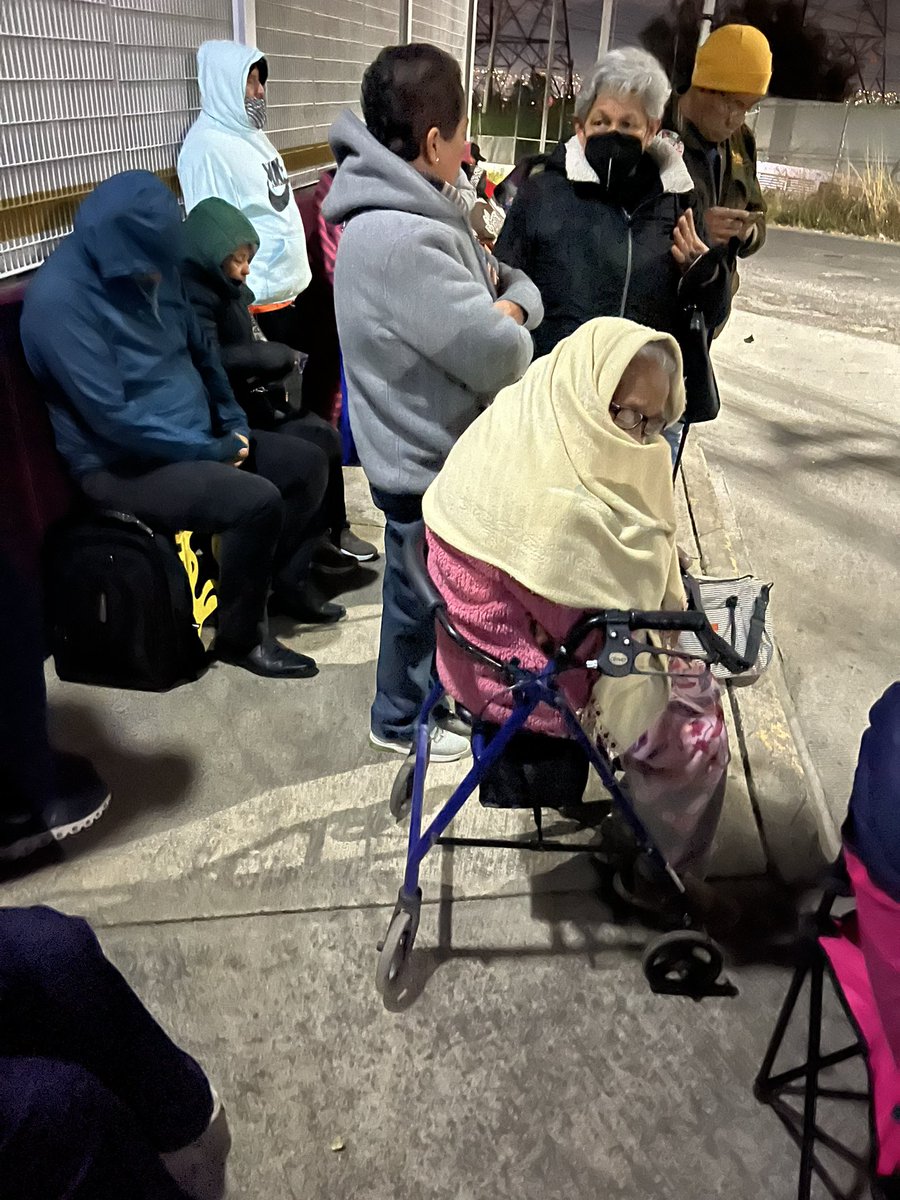 RafaP_M's tweet photo. @martibatres @ISSSTE_mx Así la atención del @ISSSTE_mx . Personas de la tercera edad formado desde las 4am para ver si alcanza ficha. https://t.co/Af2oZJYATq