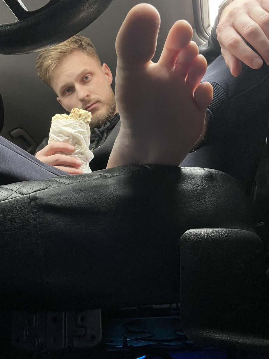 Danny with feet (16К) tweet media