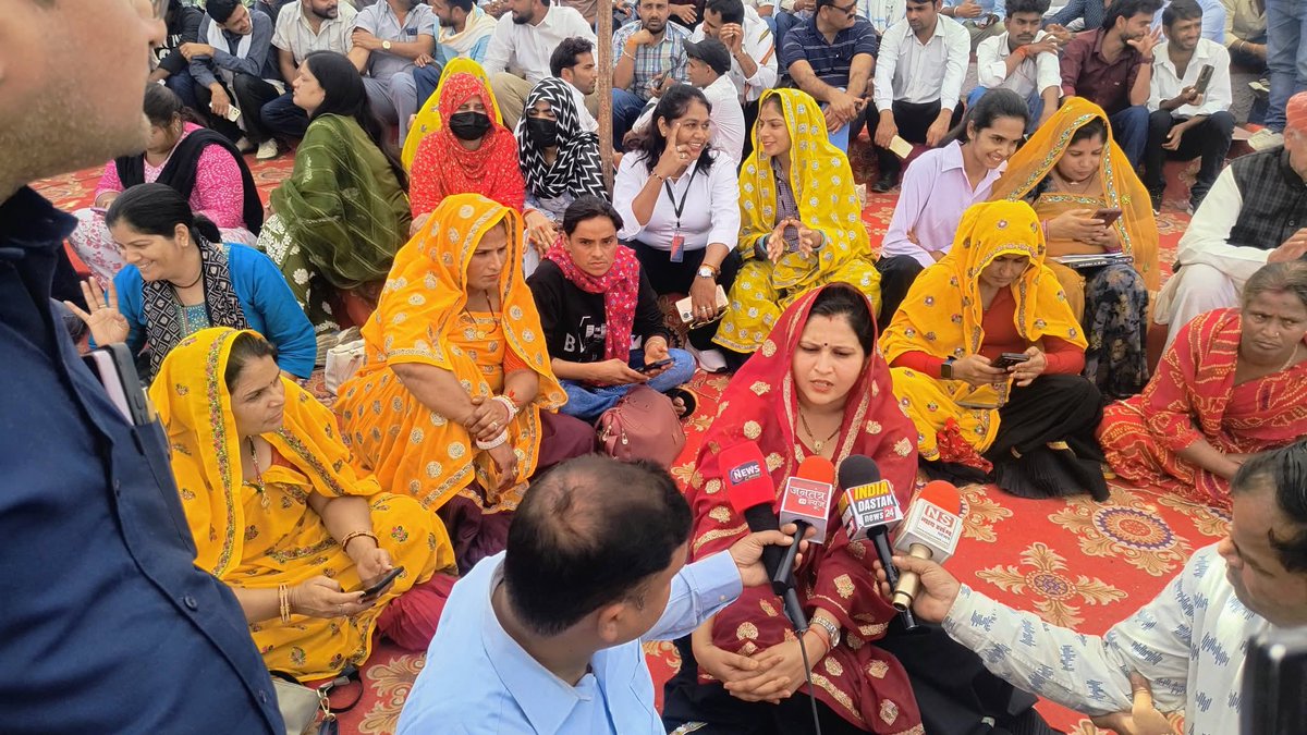 अभी कुछ दिन पहले जयपुर में निगम की कार्यवाही के दौरान सौम्या मीणा और महिला होमगार्ड का वीडियो वायरल हुआ था उसके बाद से ही सौम्या मीणा अपने साथ हुई बदसलूकी के लिए महिला आयोग और निगम कमिश्नर और अन्य अधिकारियों को ज्ञापन देती आ रही हैं और आज शहीद स्मारक पर सौम्या मीणा ने बदसुलूकी