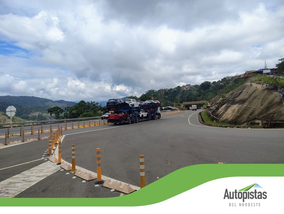 AutoDelNordeste's tweet image. 🚛⚠️ Vehículos de carga que transitan por el Acceso a La Cruzada, #Segovia:
Respeten la señalización y los límites de velocidad.
Tu prudencia al conducir salvar vidas.

La seguridad vial es compromiso de todos.
#SeguridadVial #ConduceSeguro #LaCruzada