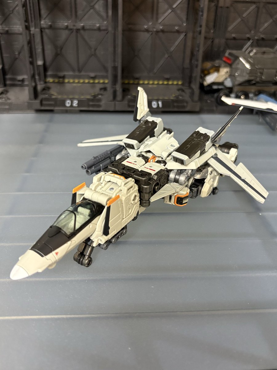 yu_tbot_opt's tweet photo. 【ホルスヴァーサルター改　Type-19】

ホルスヴァーサルターの発展型として試作された。Fスラストユニットを再設計、本体に組み込む事で軽量化・高出力化を実現。原型機を凌駕する性能を獲得している。
マシンモードは前進翼を採用。
#ダイアクロン https://t.co/JhmxddeAf3