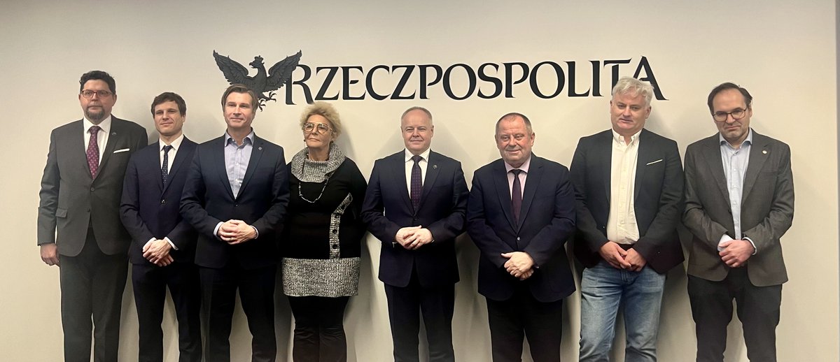UniWarszawski's tweet photo. Czym jest AI dla nauki? Jak wykorzystywać ją mądrze i bezpiecznie? W @rzeczpospolita odbyła się kolejna debata ekspertów organizowana z #UW. Wśród uczestników byli: rektor prof. @AlojzyZNowak, kanclerz Robert Grey, przedstawiciele @MNiSW_GOV__PL oraz naukowcy. Szczegóły wkrótce. https://t.co/P3L9V8YXHK