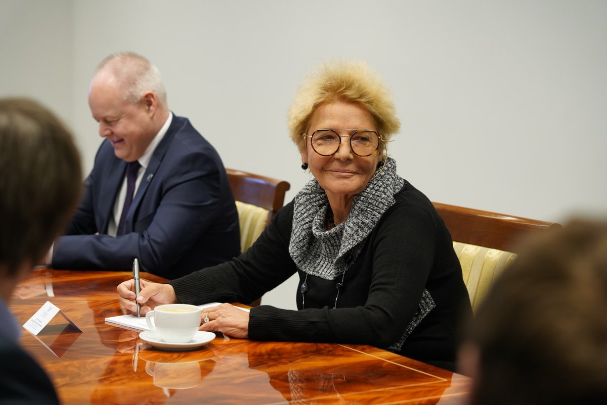 UniWarszawski's tweet photo. Czym jest AI dla nauki? Jak wykorzystywać ją mądrze i bezpiecznie? W @rzeczpospolita odbyła się kolejna debata ekspertów organizowana z #UW. Wśród uczestników byli: rektor prof. @AlojzyZNowak, kanclerz Robert Grey, przedstawiciele @MNiSW_GOV__PL oraz naukowcy. Szczegóły wkrótce. https://t.co/P3L9V8YXHK