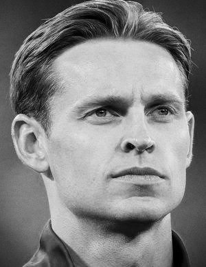 bronxsfcb's tweet photo. 🚨🚨 ÚLTIMA HORA

-Frenkie de Jong durante el entrenamiento de hoy del FC Barcelona, ha realizado un sprint y debido a que su cuerpo esta acostumbrado únicamente a pasearse por los campos, se ha desmayado en medio de la Ciudad Deportiva.

👉Ha muerto https://t.co/l0B9cencxT