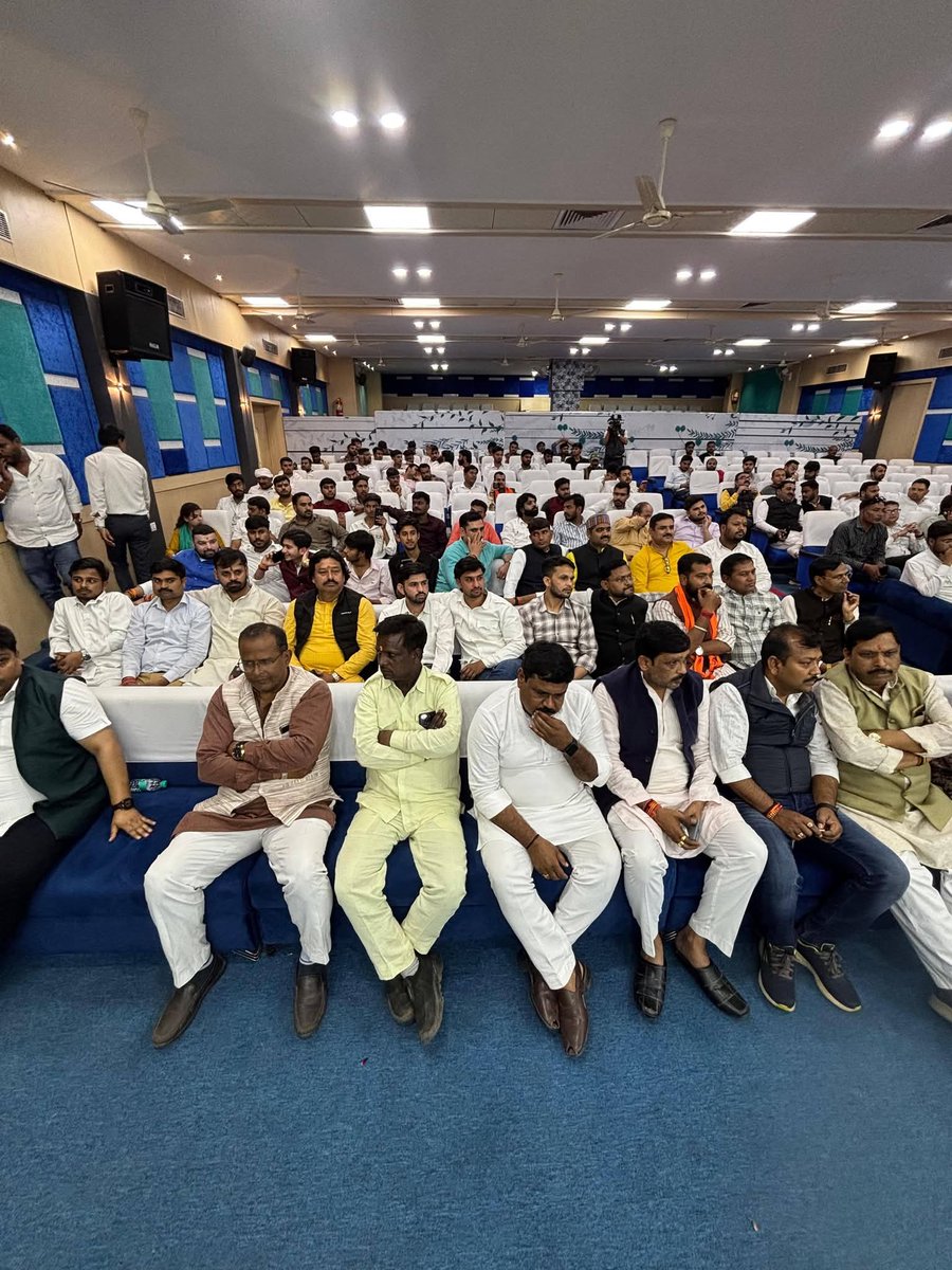 MPBJYM's tweet image. आज ग्वालियर मे #BJYM ‘बजट युवा संवाद’ कार्यक्रम में युवा मोर्चा प्रदेश अध्यक्ष श्री @shyamtailorsjr जी ने युवा साथियों को संबोधित कर, प्रदेश सरकार के जनकल्याणकारी बजट की विशेषताओं, युवाओं के लिए सृजित नए अवसरों तथा रोजगार, स्वरोजगार से जुड़े विभिन्न आयामों पर अपने विचार साझा किए।