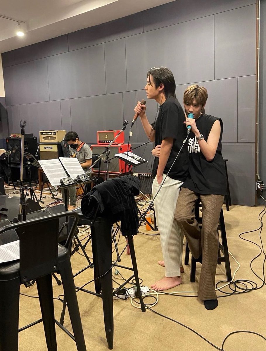 แปะหลักฐานงับเบ้บบ ทำทรงไปแซวเค้าา555
เวลาซ้อมร้องเพลงอีกมือนึงทุกคนทำอะไรคะ
มาดามเค้ากอดแฟนค่ะ ส่วนอีกมือถือไมค์