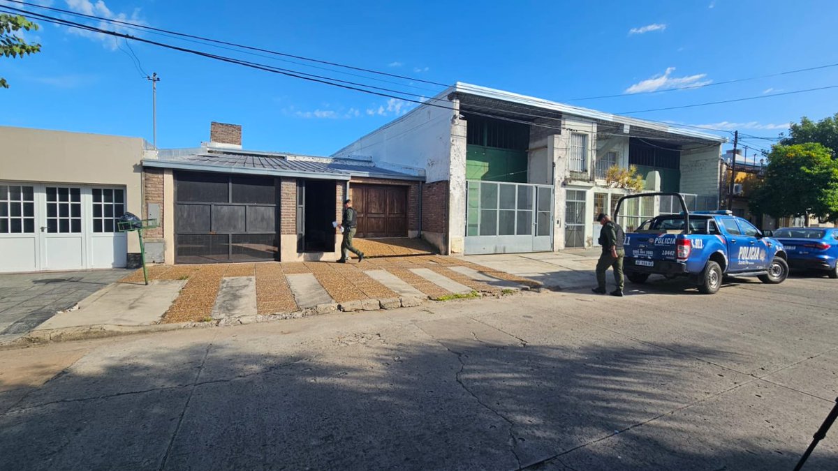 #Policiales 🚔 La #PDI realizó una serie de allanamientos en la ciudad de #SantaFe por robos en el dpto #LaCapital.

Se concretaron en barrio #Centenario, en una vivienda situada en Zabalía al 600, en Los Cedros al 2400 y en Los Alelíes al 10500.