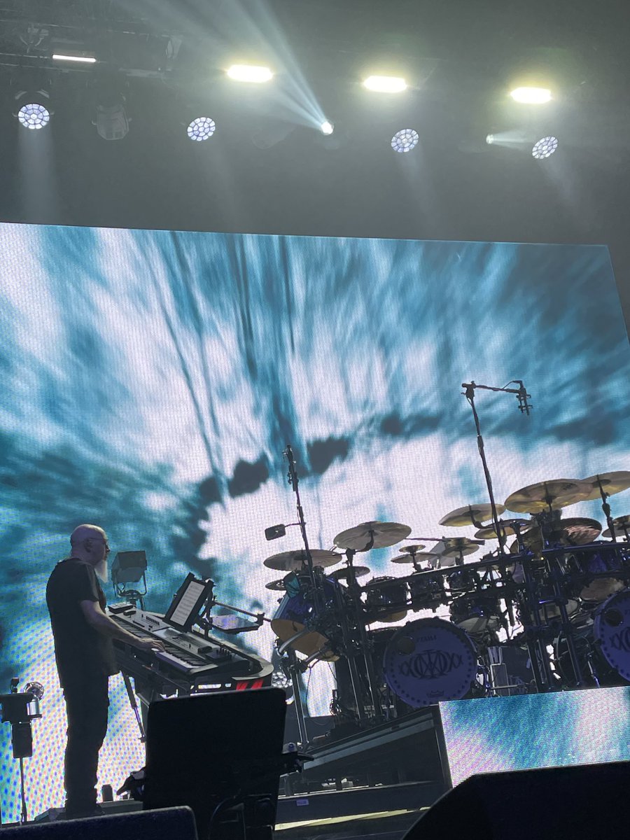 junko_yamaichi's tweet photo. Dream Theater 26/2/2026 EX Theater Roppongi
昨日同様、休憩20分弱挟む3時間の最高で物凄いライブ🤘
セトリを大きく変えてきたぁ🥳
アンコールは長尺のあの季節の曲🙌🤣
スタンディングがアリーナ前方、凄く近くで観れた😍
途中、ラブさん「携帯で撮ってないで、3Dの実物を見よう」と釘を刺した👏 https://t.co/e4sMCr48GF