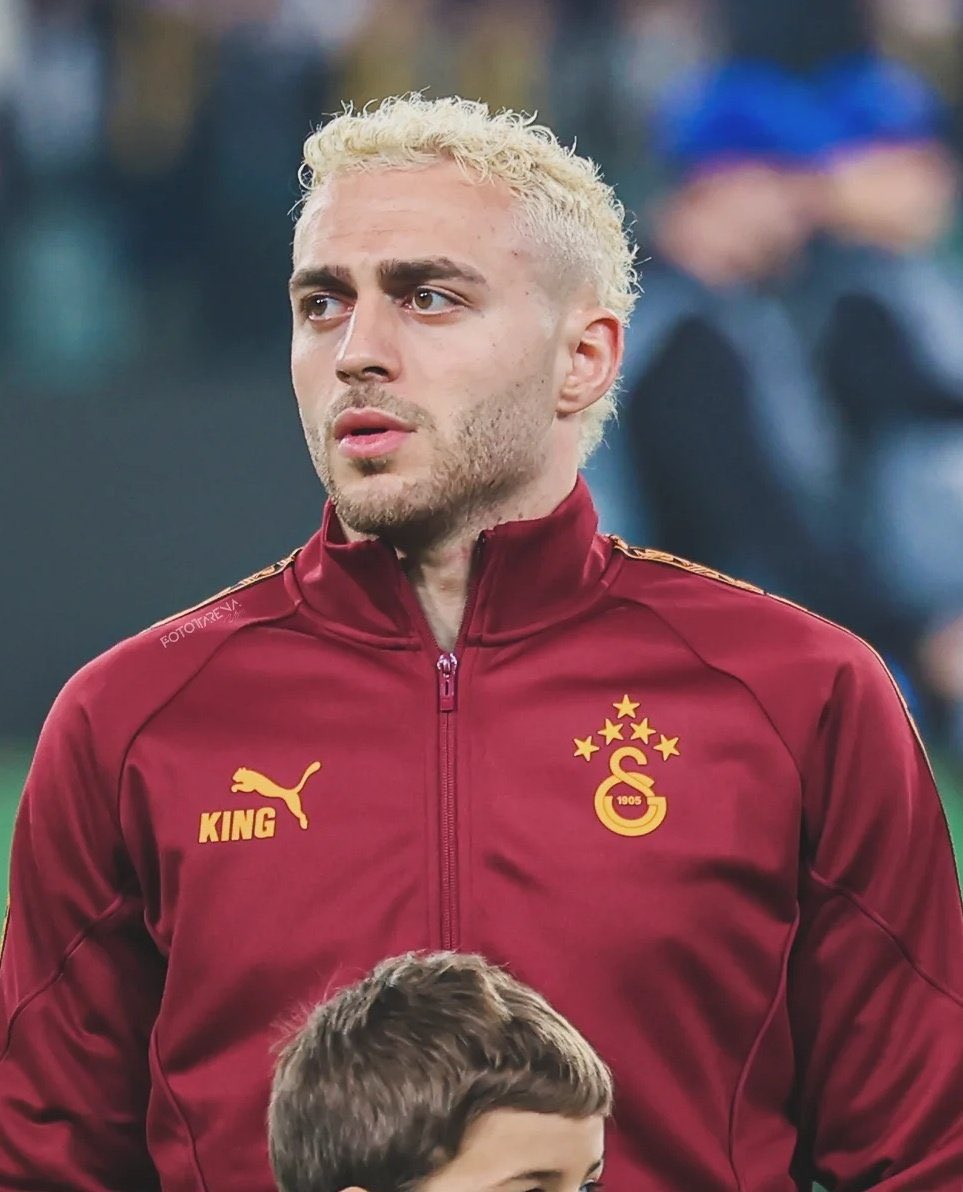 mervexbrn's tweet photo. Barış Alper Yılmaz sen kalk;
•Liverpool maçında 1 penaltı aldır,
•Ajax maçında ikinci yarı oyuna gir, 2 penaltı aldır,
•Juventus’la oynadığımız ilk maçta rakibin iki sol bekini cezalı duruma düşür, bir de kırmızı kart aldır,
•Rövanşta yine rakibe kırmızı kart aldır,
•Son dakikada Osimhen’e asist yap,
•Yetmez, bir de son dakikada gol at…

Ama bazı kendini bilmez sözde taraftarlar tüm bu emekleri görmezden gelip seni eleştirsin!

Bir iki pas hatası yaptın diye hemen günah keçisi ilan ediliyorsun; sanki yediğimiz 3 golün sorumlusu senmişsin gibi…

Azıcık cesaretiniz varsa gidin yabancı oyuncuları da eleştirin!

Onca UEFA Champions League tecrübesi olan Leroy Sane mesela, şimdiye kadar takıma UCL’de ne kadar katkı sağladı? Hadi buna da cevap verin!

Noa Lang’a bir şey diyemem; yeni geldi, en azından ilk maçında 2 gol attı ve atılan 7 golde payı var.

Ama yok, tek sorun Barış Alper!

Yazıklar olsun diyecek laf bulamıyorum!