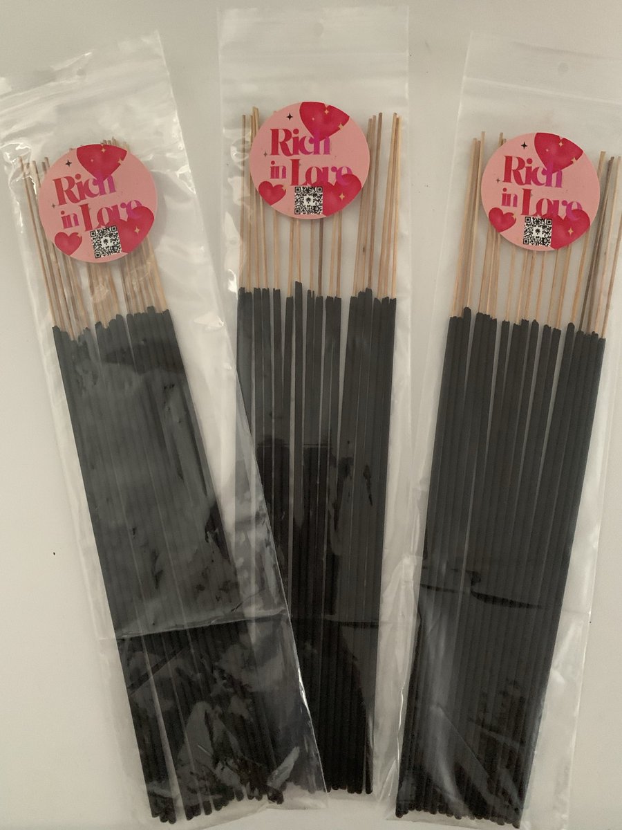 Liz_Khalifa____'s tweet photo. I been working on the perfect aroma to launch as my first &amp; I’ve found it! 
I hope yall enjoy this cozy scent just as much as I do🫶🏼🧘🏻‍♀️ #SoFull 

https://t.co/4xgS0tjmB8 https://t.co/K7VvmkG7gg