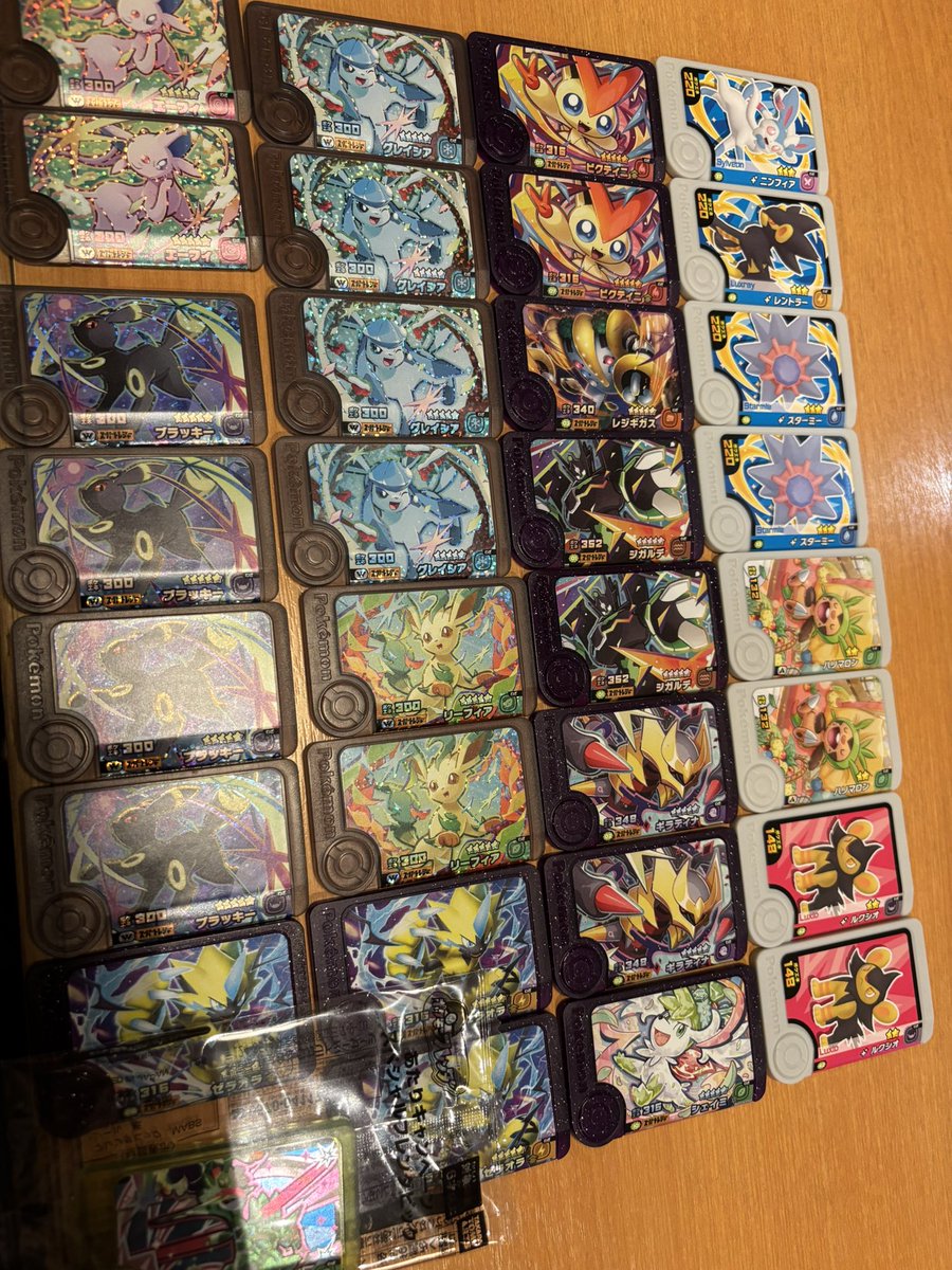 msypokemana's tweet photo. 夜　3、4時間くらいフレンダのワンダー目的でやってきました。
だいたい1万5千使って画像３枚目をGET
ほんとは２枚目でやめるつもりだったけどエーフィもう一枚欲しかったから店移動
なんか知らんけどゼラオラ３枚とれた https://t.co/TJIyTcHzQM