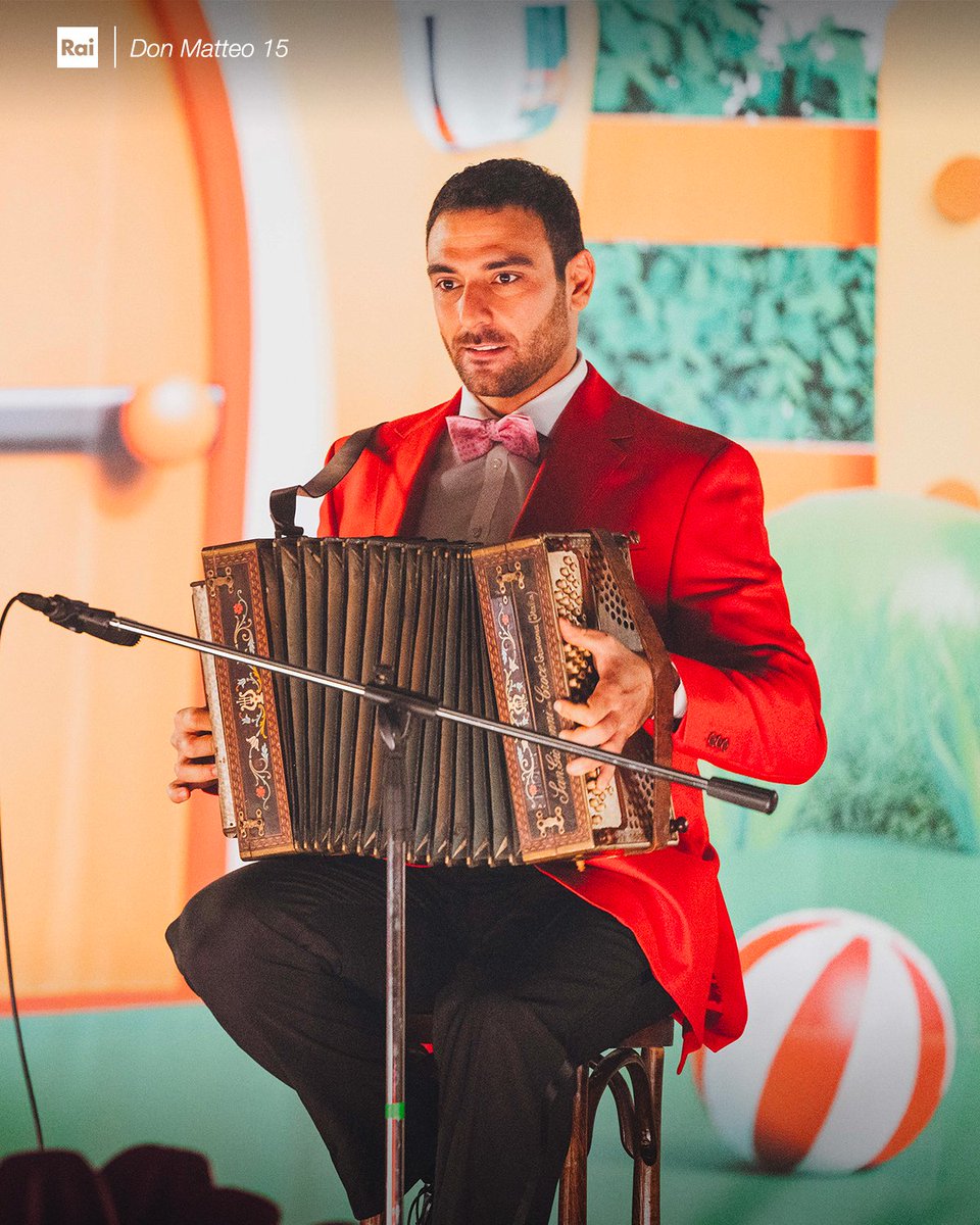 DonMatteoRai's tweet image. È vero, oggi non è il classico #DDay, ma chi siamo noi per privarci di una carrellata di emozioni tra ricordi e qualche piccola anticipazione? ☝️😌 👀

Ci vediamo giovedì prossimo con l'ottava IMPERDIBILISSIMA puntata di #DonMatteo15 e con un'ospite davvero speciale! 🤩 🙏🏻 🎶 🪗