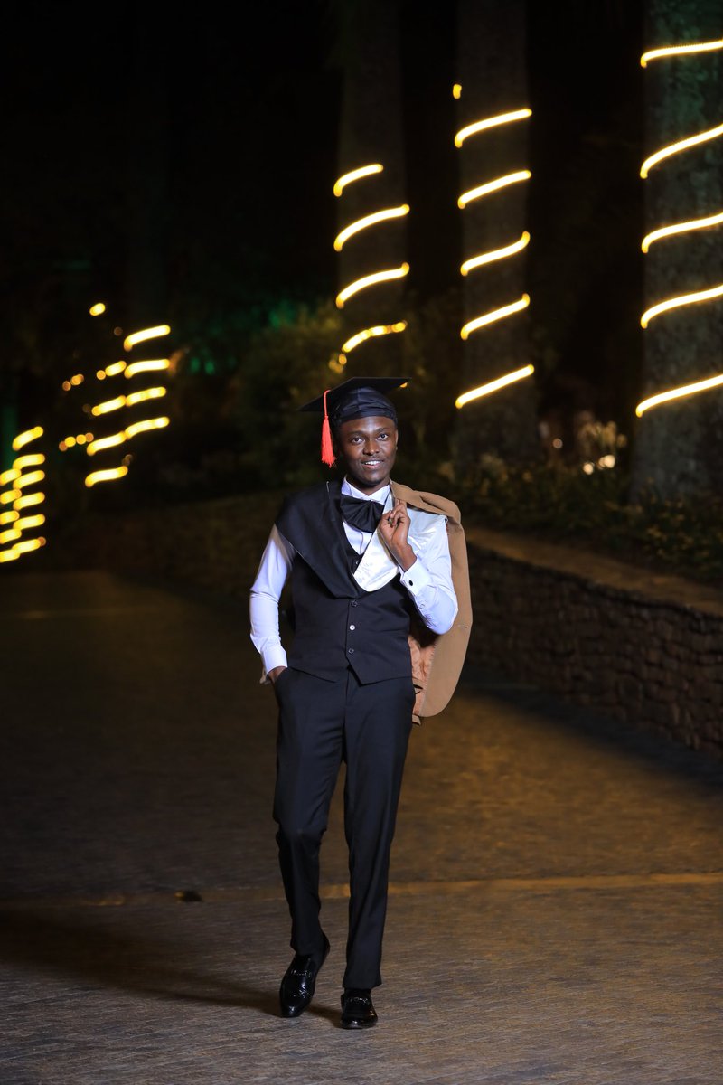 cymonzi's tweet photo. Finally graduated!
Grace carried me. 
Hard work sustained me. 🎓
To God be the glory😁 https://t.co/2b91kfCf5I