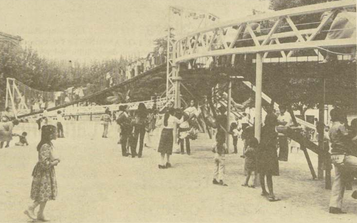 EvocandoValpo's tweet photo. Cuántos/as porteños/as recordamos la adrenalina de subir ese puente y llegar a tirarse en el super resbalín, en la Plaza Simón Bolívar. https://t.co/MnnCOjmLBg