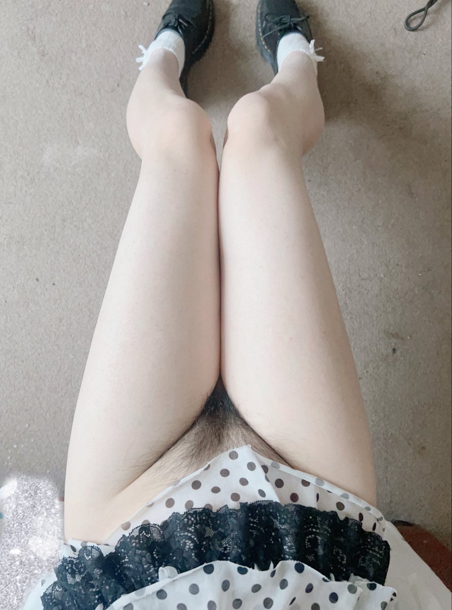 TT76252's tweet photo. 裙子太短了，怎么出门呀
#女大学生 #露出 #腿控 #反差 #英国 https://t.co/bDpMb8dzQu