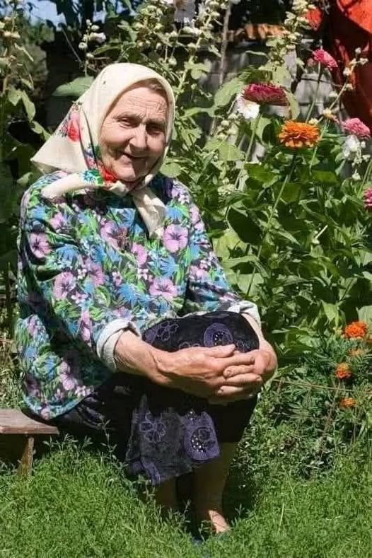 Dede38__'s tweet photo. Rahmetli anneannem vardı ,
Okul yüzü görmemiş ama kitap gibi kadındı...
Oydu benim ilk öğretmenim ..
Ben ondan çok şey öğrendim hatta annemden daha çok şey verdi bana bilgi yönünden ...
Ocakta varsa boş tenceren gelen misafir
içinde yemek var diye ummasın  ,
Aç kapağını yanında bu da boşmuş yerine kaldırayım de kaldır gözünün önünde  ,
Yok varsa içinde dökülecek bozuk yemeğin
o bilmez canı çeker al dök yanında çöpe
Belki çeker canı geçirir içinden yemeği varda vermedi diye..
Sofradan misafirden önce kalkma ,
Yermisin diye sorma Allah ne verdiyse koy önüne ...
Misafir rızkıyla gelir sakın cimrilik etme biter diye...
Gece destursuz basma çöp dökme
Gözle görünen kadar görünmeyenlerde var bizimle yaşayan yeryüzünde...
Vefalı ol ama hak etmeyenler için de vefa uğruna ezdirme kendini sakına,
Vefalı olmak için vefayı hak etmekde önemlidir unutma...
Hediyeleşmek sevaptır kızım ,
Azdan çoktan al sevdiklerine
Azımı çoğa say diyerek ver
Uslup vereceğin üç kuruşluk şeyi kıymetli de yapar pahalı bir şeyi kıymetsiz de
O yüzden dikkat et verirken ...
Kendini sakın met etme kendini beğenme ,
Kendini beğenmiş insan çirkindir güzel bile olsa karşısındakinin gözünde ,
Sen hep ağır vakur ol derdi ...
Huyu güzele doyum olmaz
Yüz güzelliği dediğin görümlük o da huyu çıkana kadar suyun yüzüne...
Biri senden bir şey istediğinde varsa az çok yardım et ,
Varken yok diyeni yoklara karıştırır Allah..
Sen sen ol kimseye kin nefret besleme
Zehirdir onlar insanı yavaş yavaş öldürür hızla da insanlıktan çıkartır sen seni bildikten sonra bırak isteyen istediğini söylesin ölüm yokya ucunda ,
Varsa nefreti hak eden biri uzaklaş sadece bırak kendi haline boğulur zaten kendi kötülük bataklığında  ...
Yanlışta okusan duaları vaz geçme oku hep içinden
Niyet önemli zamanla doğrusunu da öğren ama ..
Birilerini geçmeye çalışma ,
Kendini geçmeye çalış sadece her bildiğinin üzerine koyarak hep iyisini hedefle konu
her ne olursa olsun...
Kim sana nasıl geliyorsa sende öyle git ,
Gelene git gelmeyenden ayağını kes  ..
Yaşına göre davran sakın milleti güldürme kendine,
Eller yüzüne güzel derler ardından gülerler
bunu da unutma ...
Boş kaldığında oku sakın onla bunla uğraşma
Sanane ondan bundan kim ne yaparsa yapsın
Sen kendinle olmayı kendinle yetinmeyi öğren ömür boyu yanında tek sen olacaksın bu yaşam yolculuğunda ...
İnsanlar girecek hayatına
İnsanlar geçecek hayatından
İnsanlar gidecek hayatından ,
Gelenlere hoş geldin demeyi
Gidenlere güle güle demeyi
Geçenlere de hemen yüreğinde yer göstermemeyi öğren...
Önce bir bak tart hak ediyorlar mı o yeri,
Hak edenleri koyma ayakta yerleştir yüreğine
Etmeyenleri eyleme boşuna bırak gitsinler senden uzağa...
İnsanları yaşına göre değerlendirme yanıltır ,
Genç vardır aklı başında ruhu olgun
Yaşlı vardır olgunlaşmış armuttan farkı yoktur ruhu bomboş...
İnsan bu girmeden içine bilinmez ..
Kendini yetiştirememişleri geç
Onlar anca uğraşır insanlarla..
Sen insanla değil insanlıkta yarışanları
eş dost belle ,
Ancak öyleleri bir şeyler katar sana,
Gerisi sadece batar raptiye gibi..
AHRÂZ SNR