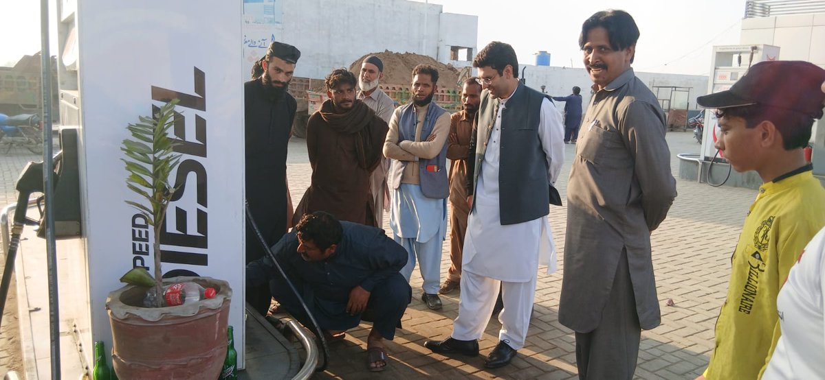 DcNarowal's tweet photo. ڈپٹی کمشنر نارووال محمد طیب خان کی ہدایات کے مطابق ضلع نارووال میں گراں فروشوں کی شامت،پرائس مجسٹریٹس کی ٹیمیں متحرک۔اے۔سی نارووال کے مختلف پٹرول پمپوں پر چھاپے پٹرول اور ڈیزل کے پیمانوں کی جانچ کی گئی،ناپ تول میں کمی کے مرتکب پمپ مالکان پر جرمانے عائد
@dgprnewsfeed https://t.co/mUTGk5wTu0