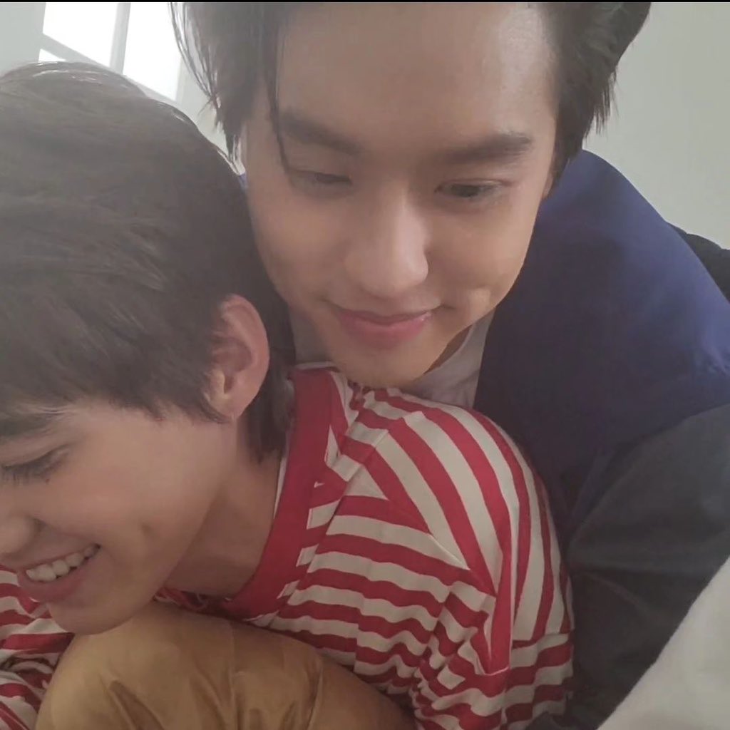 อยากรู้ว่าช็อตนี้ใครอ้อนใครอ่ะ คนโดนกอดหรือคนไปกอด คุนกิตติคะ ดิฉันสองสัย