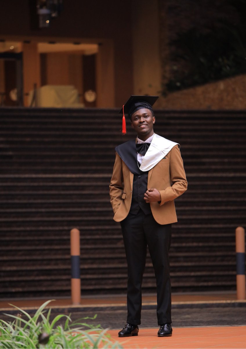 cymonzi's tweet photo. Finally graduated!
Grace carried me. 
Hard work sustained me. 🎓
To God be the glory😁 https://t.co/YSyUtjoOl5