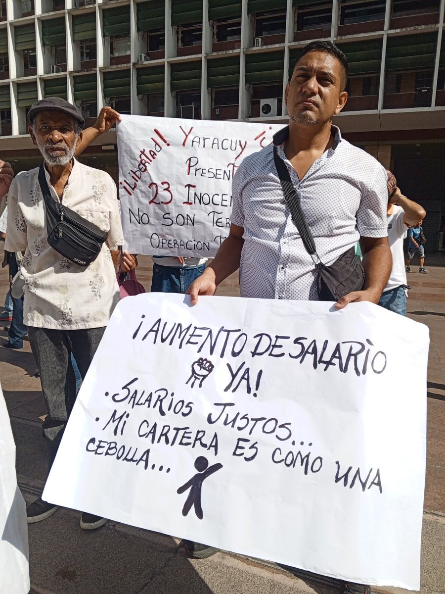 _Provea's tweet photo. Trabajadores de distintos sectores se concentran en la Plaza Caracas, frente al Ministerio del Trabajo, para exigir aumento de salarios.

Desde 2022 los salarios y pensiones siguen estancados, lo que ha generado la precarización extrema del empleo en Venezuela https://t.co/nALtDDQyOv