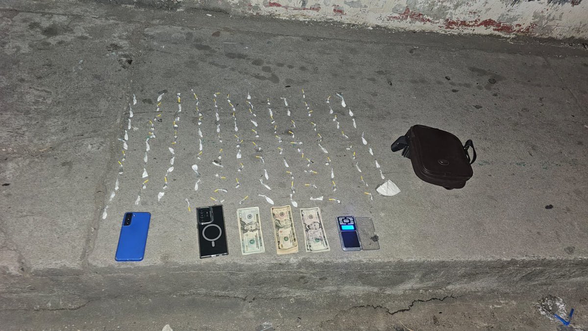 Nuestros soldados ubicaron en la urbanización Valle Verde, Apopa, San Salvador Oeste, a Manuel de Jesús Rivera Jiménez, a quien se le incautaron 118 porciones de cocaína, una báscula y $170.00 dólares en efectivo.

Fue entregado a la <a href="/PNCSV/">PNC El Salvador</a>.

#Seguimos
#PlanControlTerritorial