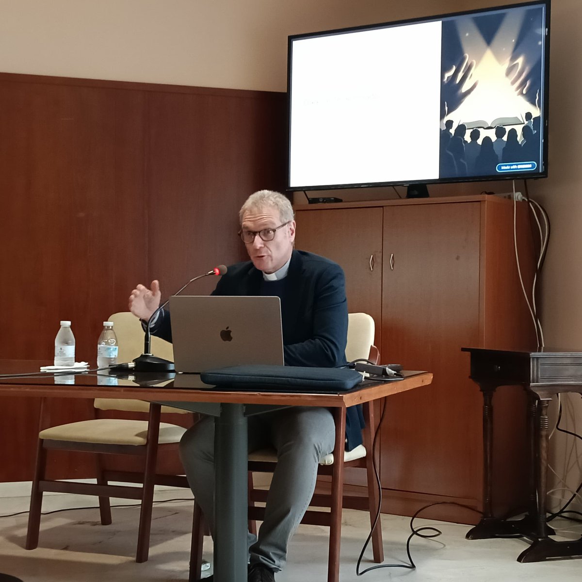 UniCurasSevilla's tweet photo. Nuestra institución celebró el pasado 25 de febrero sesión formativa, impartida por D. Manuel Palma Ramírez, presidente-decano de @sanisidoronet. El encuentro ha versado sobre la carta encíclica ‘Dilexi te’, del Papa León XIV. https://t.co/bTWKawSvfM