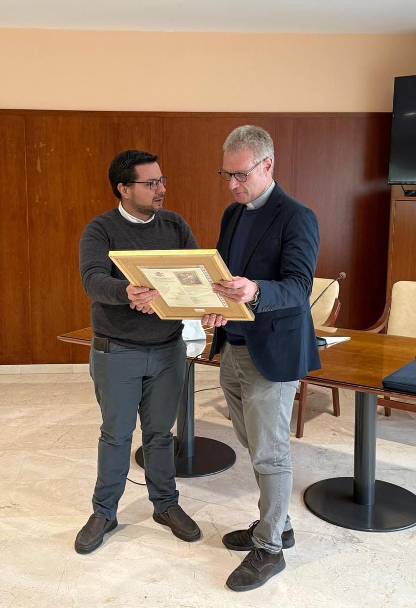 UniCurasSevilla's tweet photo. Nuestra institución celebró el pasado 25 de febrero sesión formativa, impartida por D. Manuel Palma Ramírez, presidente-decano de @sanisidoronet. El encuentro ha versado sobre la carta encíclica ‘Dilexi te’, del Papa León XIV. https://t.co/bTWKawSvfM