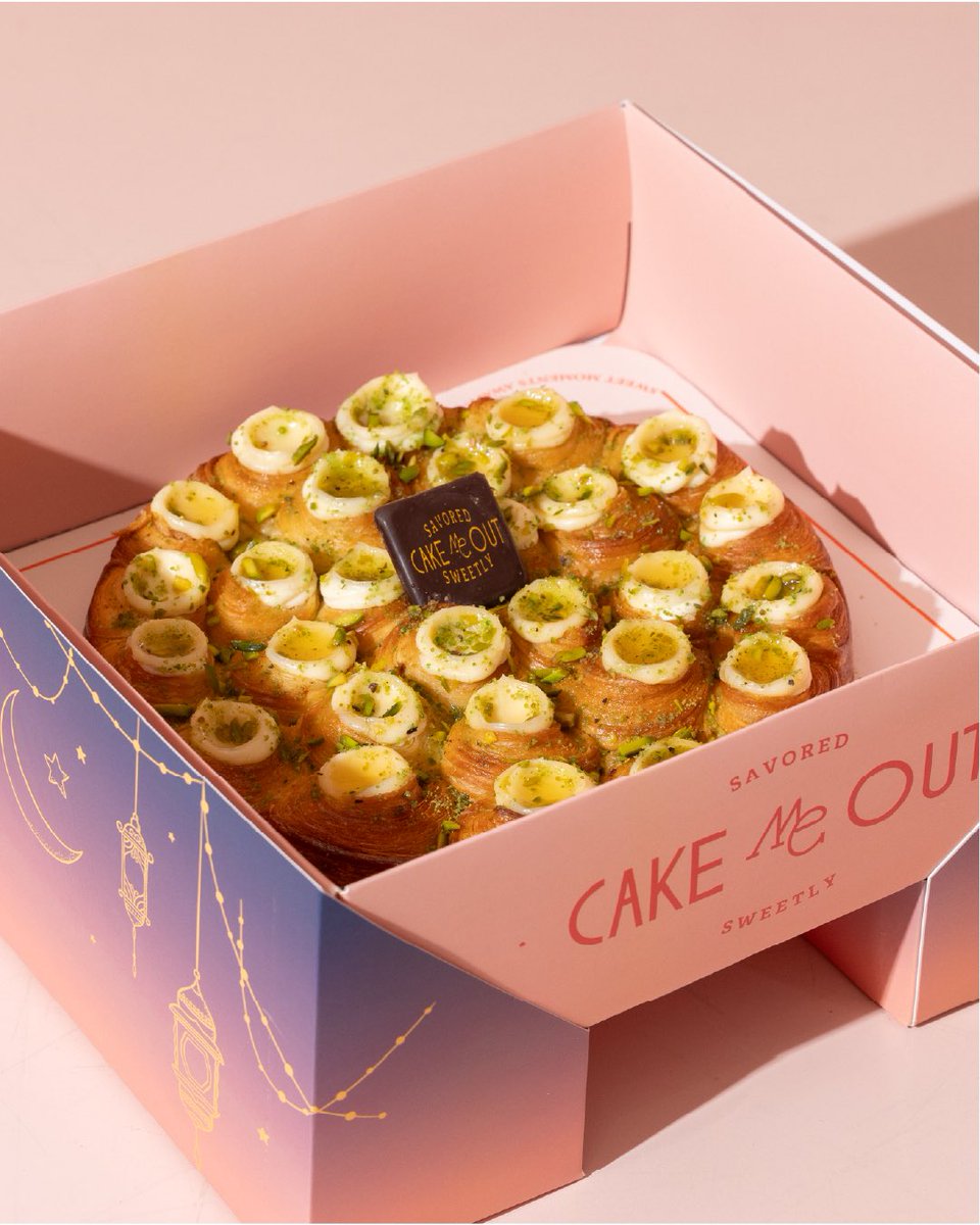 cakemeoutcafe's tweet photo. خلية كروسان ذهبية وهشّة 🥐
مغطاة بكريمة تشيز ناعمة، يزينها عسل طبيعي ولمسة فستق 💚
طعم يذوب في الفم… ويستاهل التكرار 👌.   #كيك_مي_اوت #خلية  #رمضان #كيك https://t.co/Brzy7DBD1M