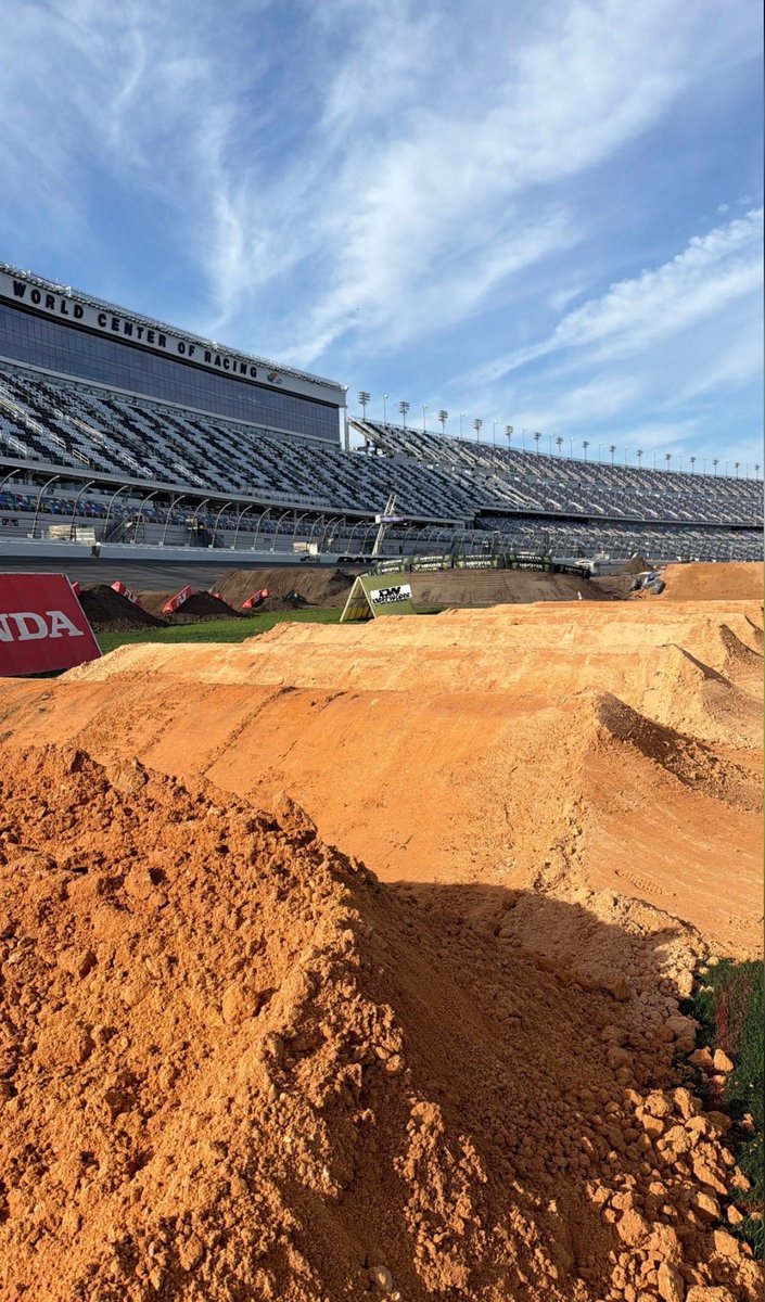 SupercrossLIVE's tweet photo. Almost go time @DAYTONA 👀 

#SupercrossLIVE #SMX https://t.co/QXiI1nD7RU