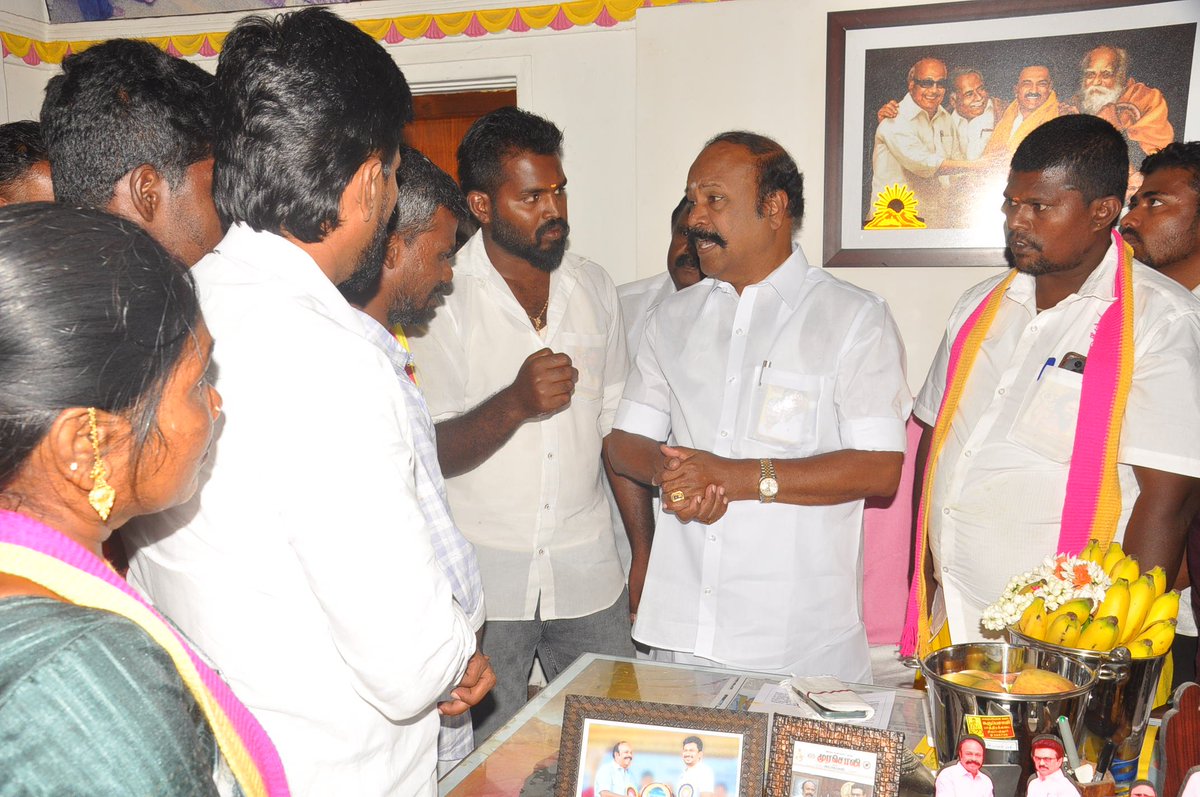 RameshMuthuraj7's tweet photo. இன்றைய தினம் மாண்புமிகு கூட்டுறவுத்துறை அமைச்சர் @OfficeOfKRP அவர்களை தமிழர் தேசம் கட்சி தலைவர் @KKSelvakumaroff  அவர்களின் ஆணைக்கிணங்க சிவகங்கை தெற்கு மாவட்ட செயலாளர் #தியாகராஜன்_அம்பலம் அவர்கள் தலைமையில் மரியாதை நிமித்தமாக சந்தித்தோம் 🙏👑⚡

#Ramesh_Muthuraja 
#Madhagupatti https://t.co/BI7CvxswQU