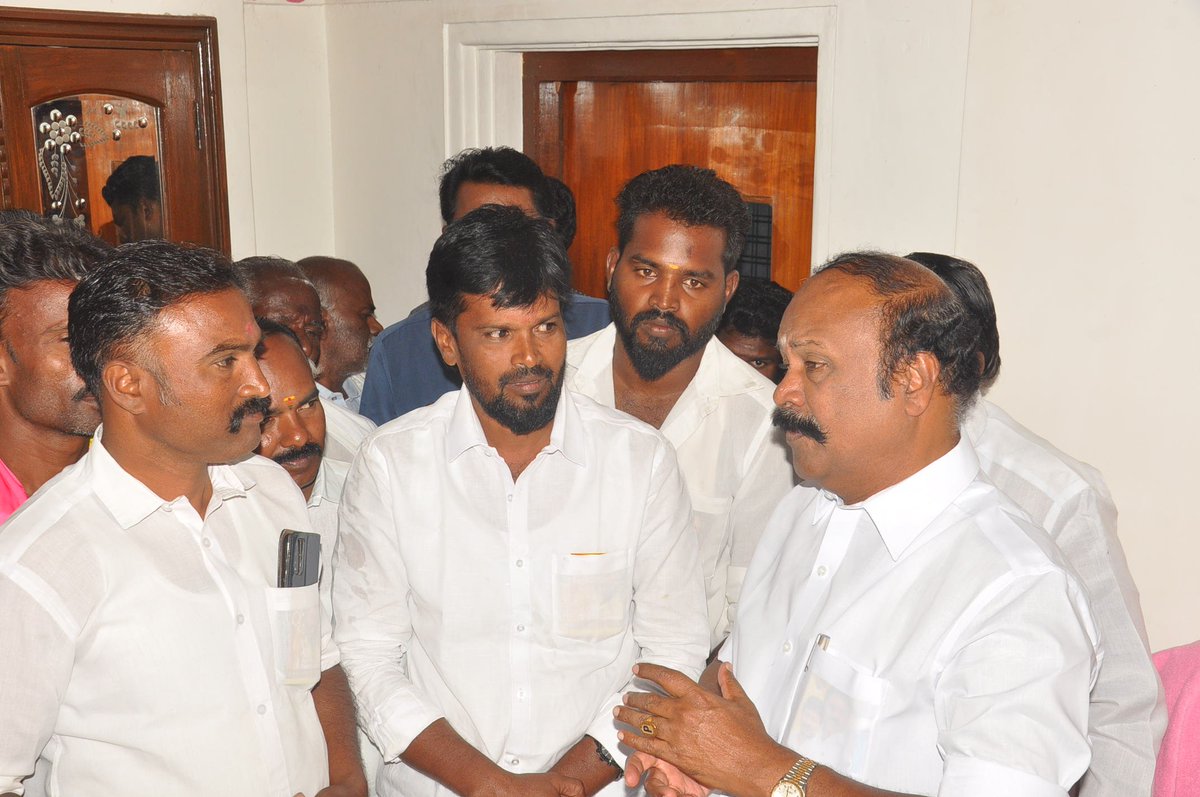 RameshMuthuraj7's tweet photo. இன்றைய தினம் மாண்புமிகு கூட்டுறவுத்துறை அமைச்சர் @OfficeOfKRP அவர்களை தமிழர் தேசம் கட்சி தலைவர் @KKSelvakumaroff  அவர்களின் ஆணைக்கிணங்க சிவகங்கை தெற்கு மாவட்ட செயலாளர் #தியாகராஜன்_அம்பலம் அவர்கள் தலைமையில் மரியாதை நிமித்தமாக சந்தித்தோம் 🙏👑⚡

#Ramesh_Muthuraja 
#Madhagupatti https://t.co/BI7CvxswQU