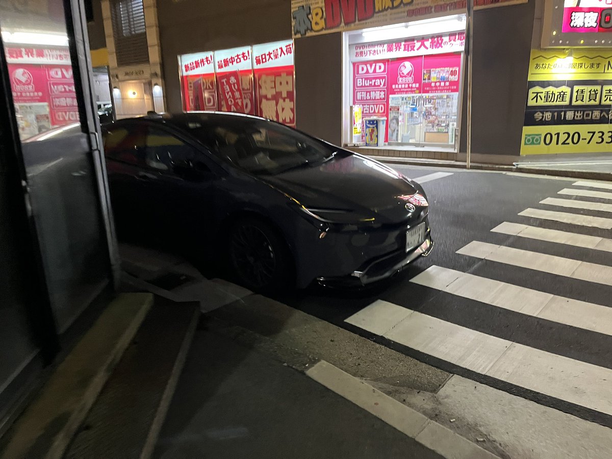 SafetyNagoya's tweet photo. 横断歩道上に違法駐車する危険な車両を発見。通りがかったパトカーに伝えると「通報してください」と言って逃げて行ったため、通報するための証拠写真を撮っていたらパトカーが戻ってきた。取り締まりをするのかと思えば「撮影をやめてください。貴方のお名前は？」と聞いてきた。
続。 https://t.co/xuQJ45Uzb0