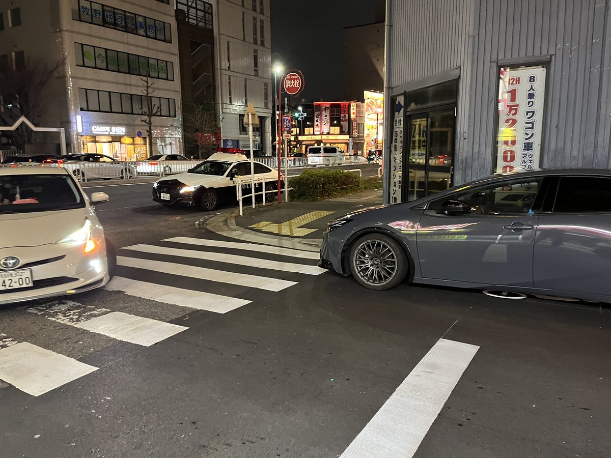 SafetyNagoya's tweet photo. 横断歩道上に違法駐車する危険な車両を発見。通りがかったパトカーに伝えると「通報してください」と言って逃げて行ったため、通報するための証拠写真を撮っていたらパトカーが戻ってきた。取り締まりをするのかと思えば「撮影をやめてください。貴方のお名前は？」と聞いてきた。
続。 https://t.co/xuQJ45Uzb0