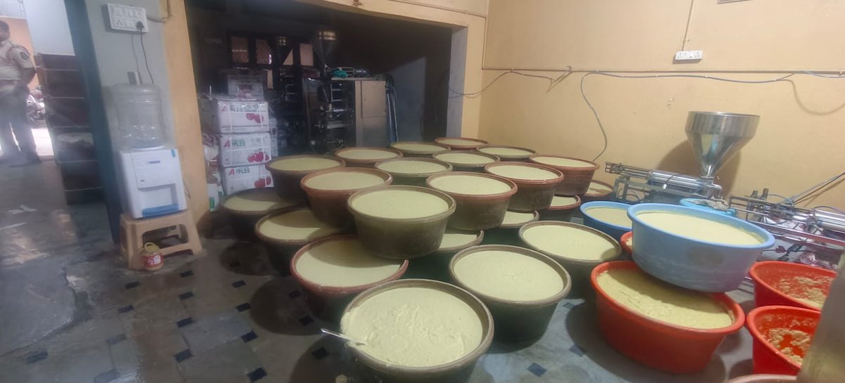 NewsMeter_In's tweet photo. #Hyderabad:
Task Force sleuths busted a unit manufacturing adulterated #ginger-#garlicpaste under #unhygienic conditions at #MSMaqtha.
One accused, Jasani Ilyan (21), owner of JJ Food, was nabbed.
Around 4,000 kg of adulterated paste, #grindingmachines, #aceticacid, #turmeric, #salt and a #goodsauto were seized.
The expired @fssaiindia licence was also found printed on the products.
#Case registered under BNS sections 318(4), 275.
#Investigation on.