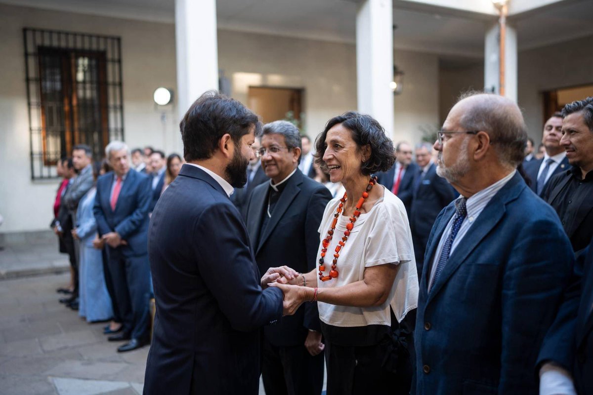 GabrielBoric's tweet photo. Agradezco a la Cancillería chilena por su profesionalismo y el de todos sus funcionarios y funcionarias que tienen un compromiso irreductible con Chile, entendiendo siempre que la política internacional debe tener continuidad y que quienes tenemos el honor de ejercerla por el tiempo que dura nuestro mandato, debemos respetar y aprender de lo que se ha hecho antes. 
 
En esta línea, participé hoy del lanzamiento de la Memoria Institucional del Ministerio de Relaciones Exteriores 2022 - 2026, libro que contiene todo el trabajo de nuestro Gobierno en esta materia, muestra de que las decisiones de política exterior y de política comercial las tomamos con mirada de Estado.

Los invito a escuchar el discurso completo aquí: https://t.co/CAHOkLwTQv