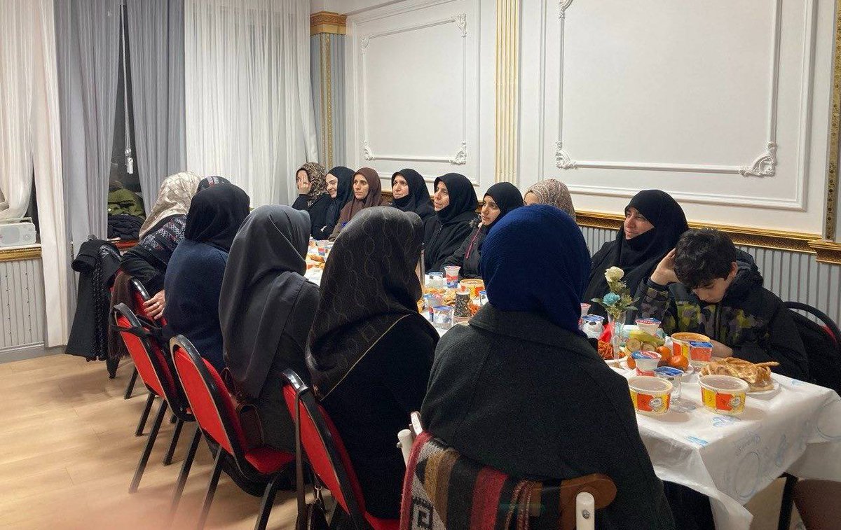8 Ramazan, 1447

Bu akşam iftar sofrasında, Doğu Türkistan’lı kardeşlerimizle bir aradaydık.  

Birliğin ve beraberliğin getirdiği güzellikten nasiplendik. 

Hayırda yarıştığımız bu günlerde bizleri davetiyle mutlu eden Münevver Özuygur hanımefendiye teşekkür ediyoruz.