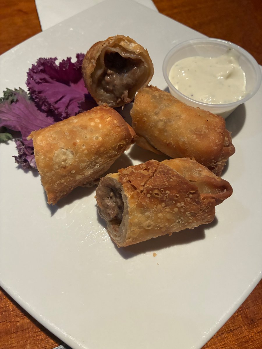 CapeCodBars's tweet image. Oliver’s &amp;amp; Planck’s tavern opened up for dinner last night. I felt bad one staffer not getting power til Monday, another had just got her’s that eve. Place was packed (full bar) people seeking heat &amp;amp;  comfort on a normally quiet winter eve. 

#Blizzardof26 #CapeCod #YarmouthPort